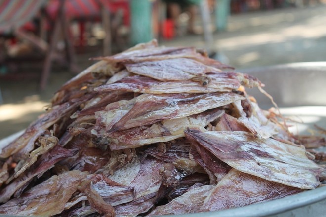 Những mặt hàng khô như cá khô, mực khô cũng thu hút khách không kém vì mua về làm quà. Chúng chủ yếu được phơi khô thủ công, không có chất hóa học và rất an toàn cho sức khỏe. Bạn đừng quên bỏ qua đặc sản Cần Giờ với món cá dứa một nắng rất đặc trưng.