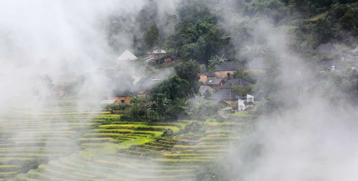 Trong chốc lát bản làng chìm trong sương