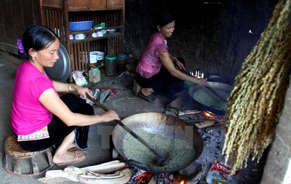 Khi rang nếp, phải rang thật nhỏ lửa, đảo đều tay