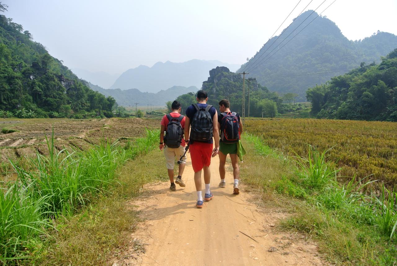 Trekking ngắm bản làng.