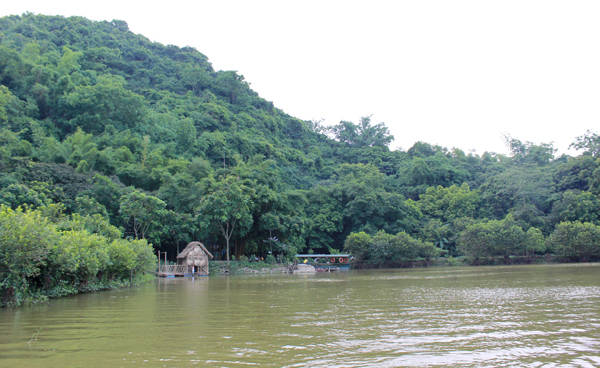 Du lịch Hà Nội - Qua đầm sen, con thuyền lướt nhẹ đưa khách tới nơi có tên gọi là Hoa Quả Sơn. Đây thực chất là khu đất của một người dân vỡ đất khai hoang.