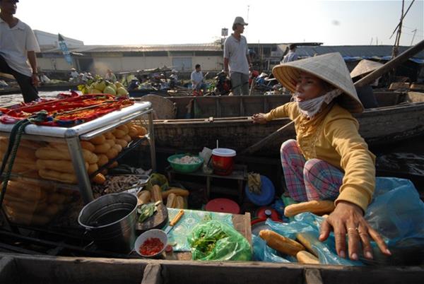 Lịch trình tham khảo Khám phá Cà Mau 1 ngày: 5h30 – 6h30, Ngắm bình minh và điểm tâm sáng trên sông.