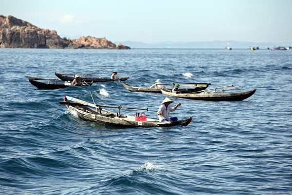 Ngư dân câu cá trên biển