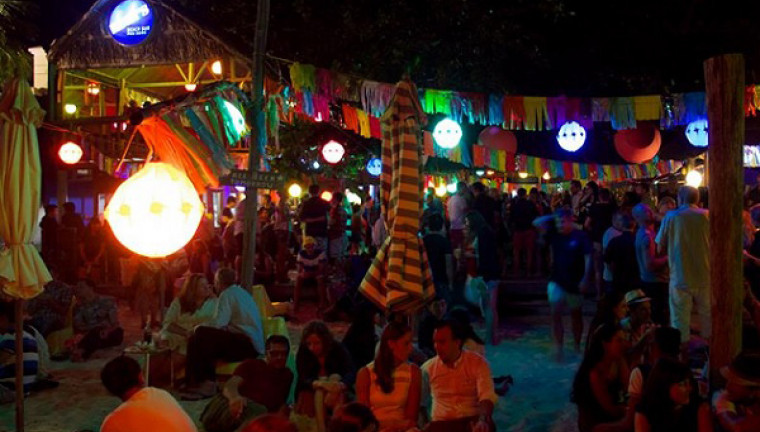 Khung cảnh nhộn nhịp ở Rory''s Beach Bar