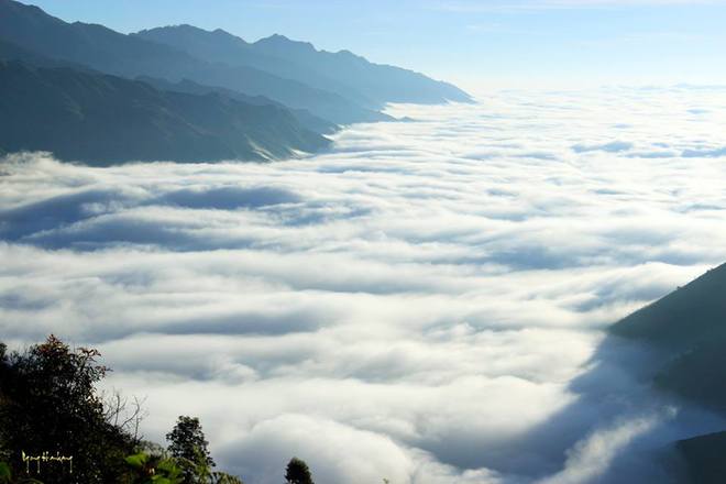 Nơi đây thu hút nhiều bạn trẻ có đam mê chinh phục những đỉnh cao mạo hiểm. Tuy nhiên, không phải ai cũng may mắn bắt gặp được khoảnh khắc mây phủ dưới chân như thế này.