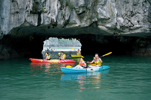 Du khách hứng thú chèo kayak qua Hang Luồn 