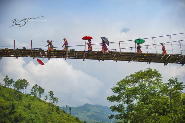 Không chỉ mê mẩn với cảnh đẹp, bạn còn được tìm hiểu thêm về cuộc sống của cộng đồng người Dao ở đây.