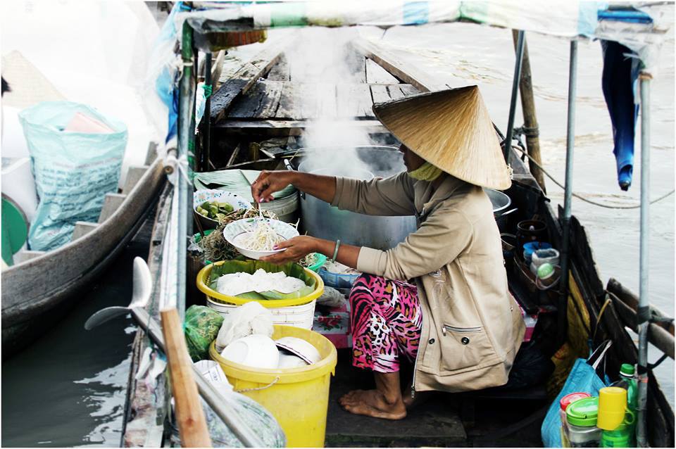 Chợ luôn tất bật từ sáng sớm tinh mơ.