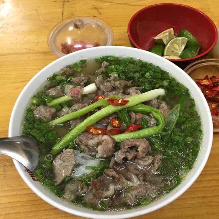 Phở bò đêm ở quán Diệu Huy