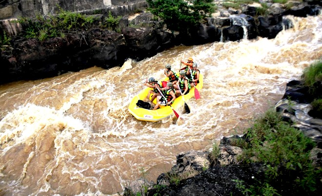 Chèo thuyền trên sông