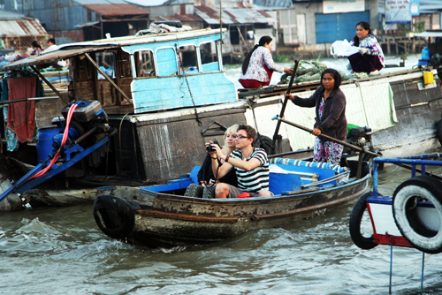 Chợ nổi Cái Răng không chỉ là nơi buôn bán sinh hoạt của người dân Cần Thơ mà nó còn là địa chỉ du lịch hấp dẫn của khách du lịch trong và ngoài nước. Thỉnh thoảng lẫn trong những đám thuyền ghe chở đầy hoa quả, hàng hoá, lại thấy thấp thoáng những chiếc tàu du lịch cỡ nhỏ phục vụ khách thăm quan, trong đó có rất nhiều khách nước ngoài. Khách ta, khách tây đủ loại tất cả như bị cuốn vào nhịp buôn bán sôi động đang diễn ra trên sông.