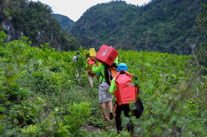 Thuộc hệ thống hang động Tú Làn, hang Tiên là điểm đến dành cho những người bắt đầu với các tour chinh phục ở Quảng Bình. Hang nằm lọt thỏm giữa những dãy núi lớn và tán cây rậm rạp, do đó trước khi tiến đến cửa hang, du khách sẽ phải băng rừng, vượt suối và trekking qua những lối mòn.