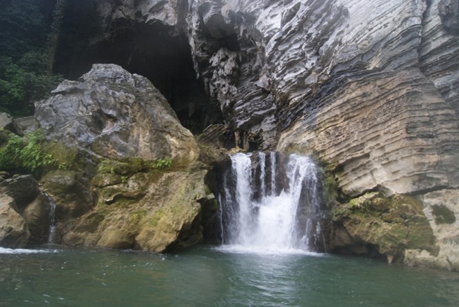 Bên ngoài hang Tú Làn. ảnh st.