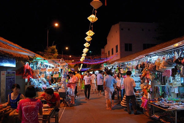 Phố đi bộ và chợ đêm - Điểm du lịch hấp dẫn Nha Trang.