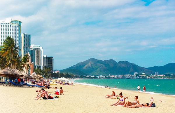 Bãi biển là nơi thu hút du khách nhất ở Nha Trang.