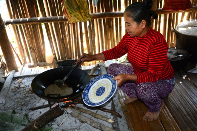 Du khách sẽ được người dân mời món bánh rán từ bột tam giác mạch. Món ăn này rất ngon và lạ miệng khi cho thêm hành và trứng gà vào.