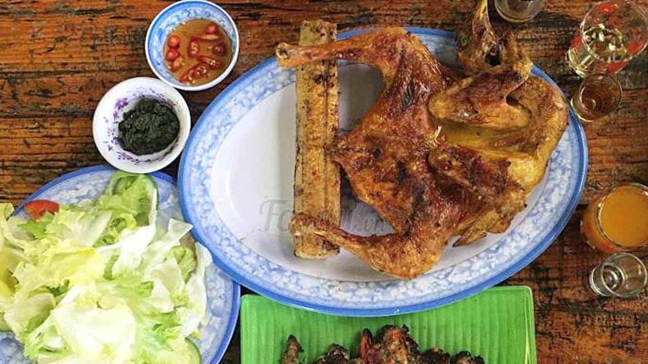 Gà nướng nguyên con tại quán. Nguồn: Foody