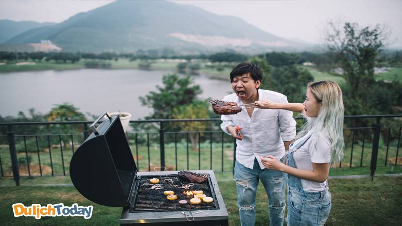 Tiệc nướng BBQ vui nhộn trên sân cỏ ở Golf View Villa xinh đẹp