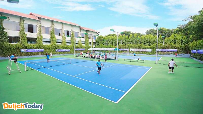 Quần thể 4 sân Tennis tại Sông Hồng Resort sẽ làm bạn bất ngờ bởi sự hiện đại của nó