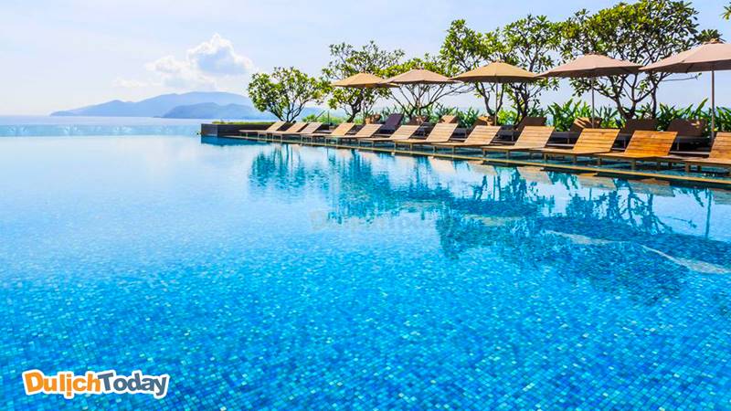 Hồ bơi tràn bờ tại Sheraton Nha Trang 