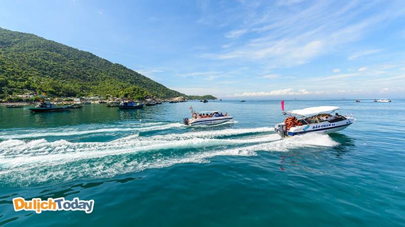 Di chuyển tới Hòn Mun bằng cano