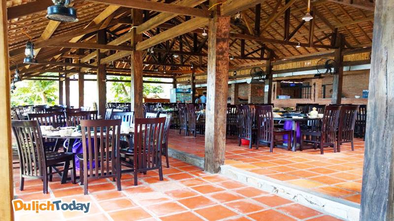 Wild beach restaurant với không gian thoáng mát