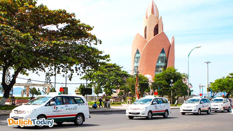 Taxi là phương tiện đến khu du lịch Trăm Trứng phù hợp nếu gia đình bạn có người già hay con nhỏ