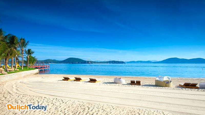 Bãi biển đẹp như trên các tạp chí của đảo Hòn Tằm Nha Trang