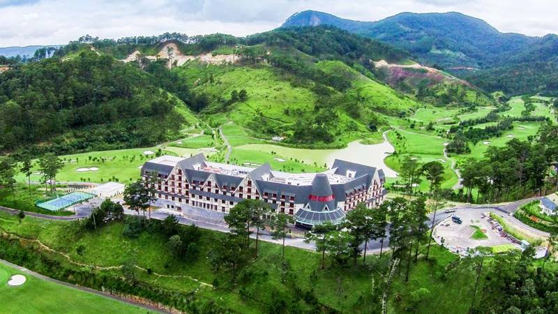 Resort hồ Tuyền Lâm Đà Lạt Swiss Belresort nhìn từ trên cao trông như một tòa cung điện khổng lồ. Nguồn: Internet