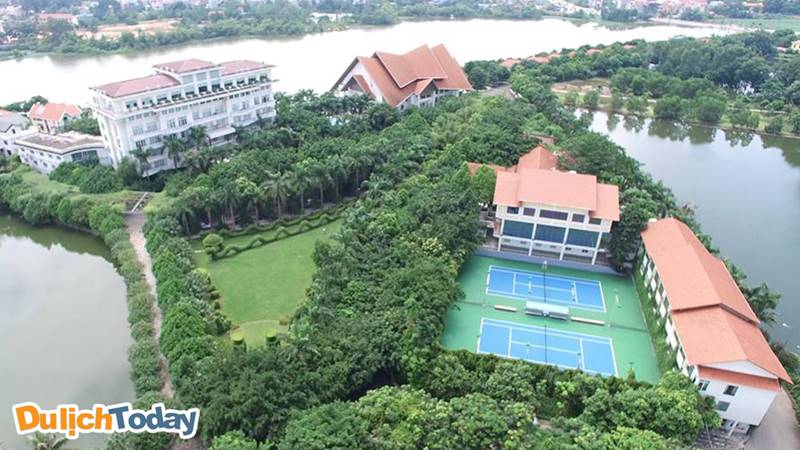 Khu khách sạn của Sông hồng Resort không khác một cung điện giữa đảo xanh