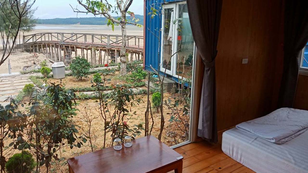 View từ bên trong căn phòng container tại homestay. Nguồn: Internet