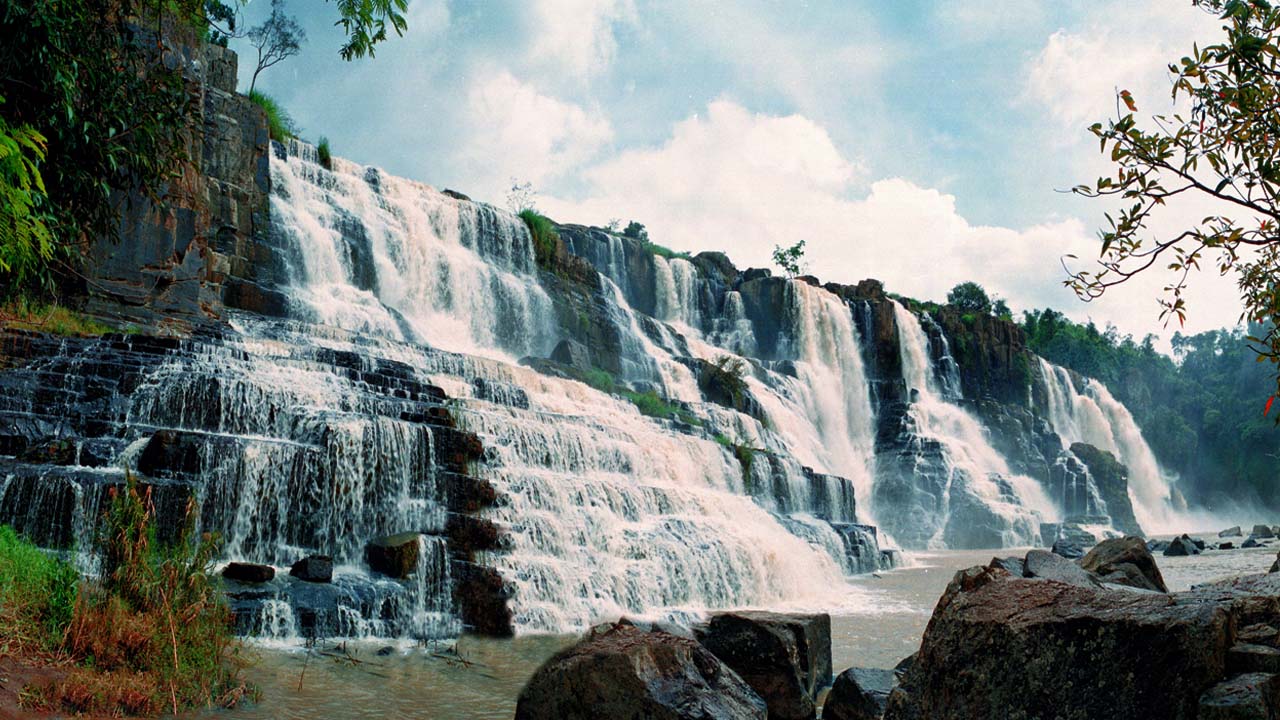 Thác Pongour Đà Lạt với những bậc thang bằng đá tạo nên khung cảnh thiên nhiên tuyệt đẹp có 1-0-2. Nguồn: Internet