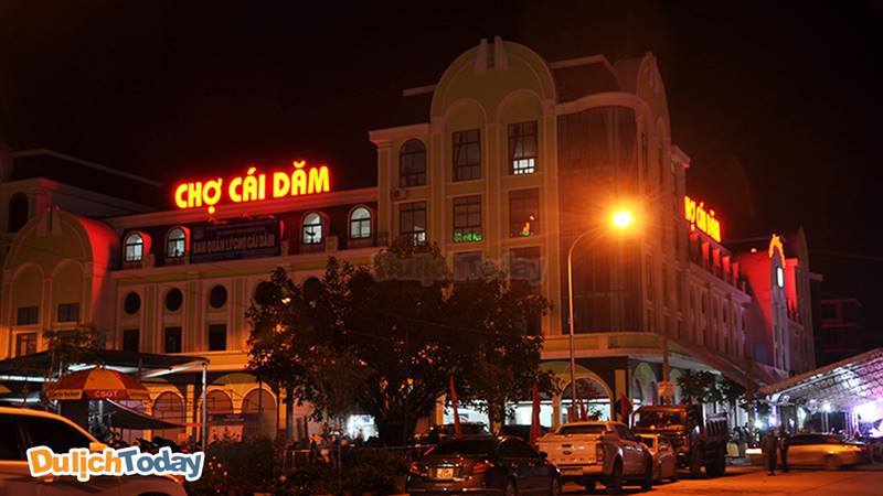 Chợ Cái Dăm là tòa nhà lớn quy mô 6 tầng