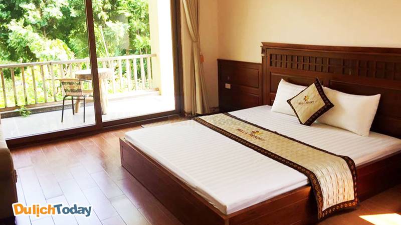 Phòng ngủ tiêu chuẩn tại Bella Resort - có ban công rộng rãi, view hướng ra vườn và hồ điều hòa thoáng mát