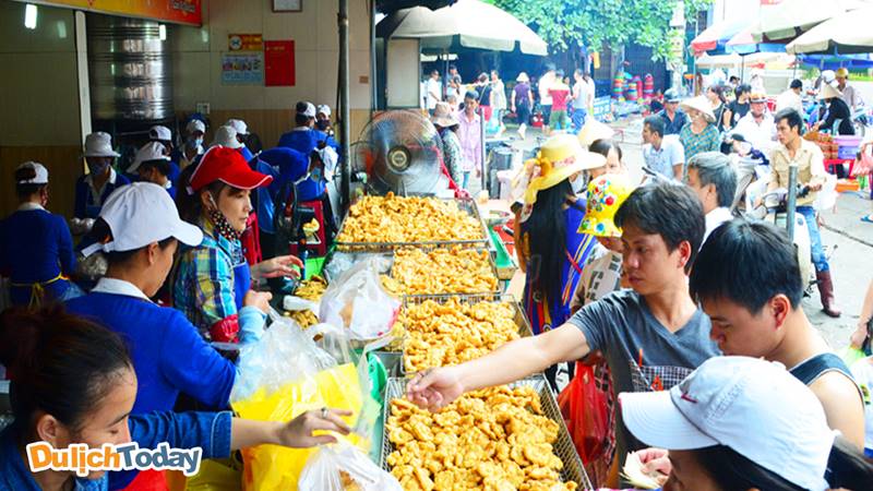 Một gian hàng bán đặc sản Hạ Long chả mực