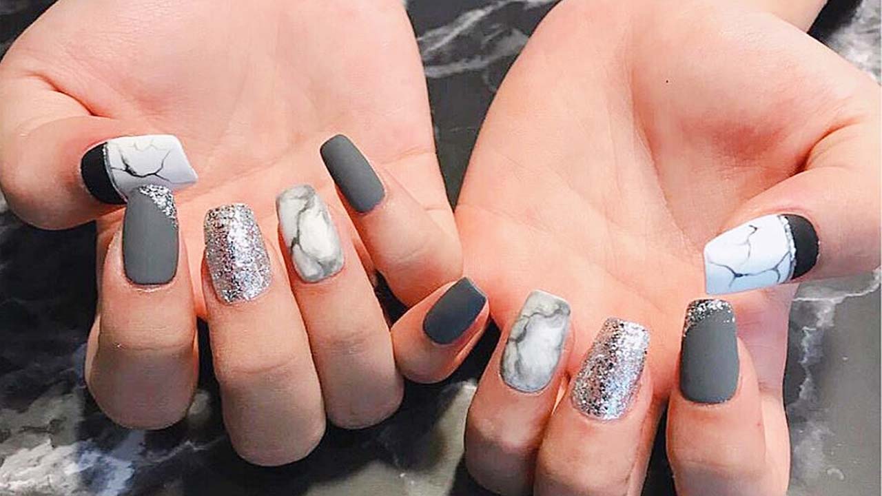 Bộ móng kết hợp giữa các ngón sơn lì, sơn nhũ và sơn vẽ vân giả đá tại Lamia Nail. Nguồn: Internet