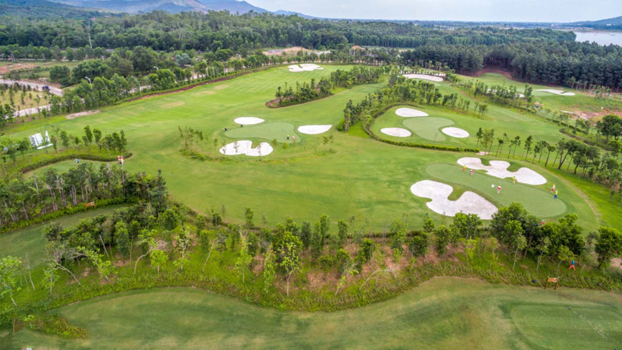 Sân golf Flamingo Đại Lải với cảnh quan thiên nhiên xanh, bao quan với rất nhiều cây cối. Nguồn: Internet