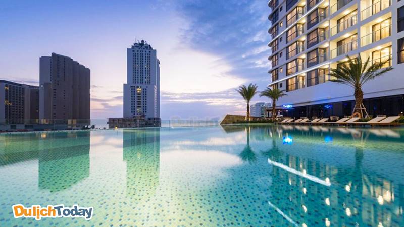 Bể bơi tuyệt đẹp với view nhìn ấn tượng của khách sạn Vinpearl Nha Trang