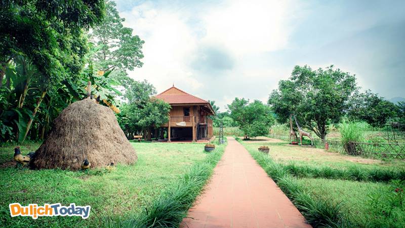 Hệ thống phòng nghỉ tại VResort mang đến cho du khách một không gian nghỉ dưỡng giao hòa với thiên nhiên nhưng vẫn rất tiện nghi, thoải mái