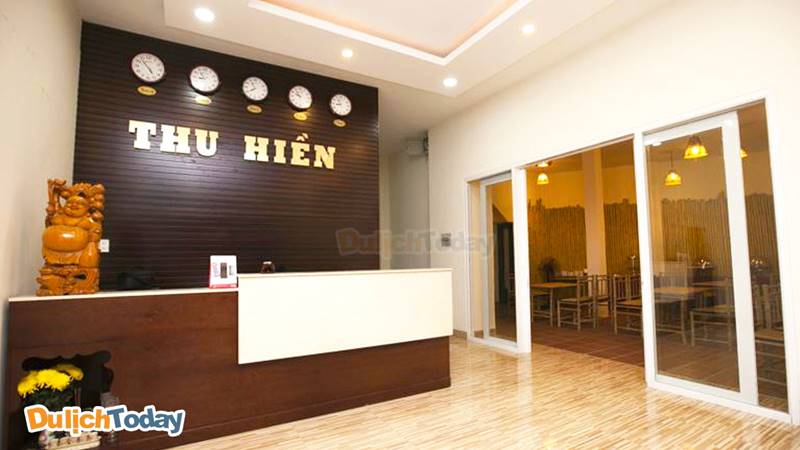 Sảnh chính Thu Hiền hotel với được derco với phong cách hiện đại