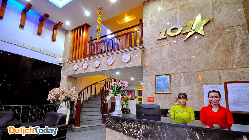 Nhân viên thân thiện tiếp đón du khách tại 101 star hotel