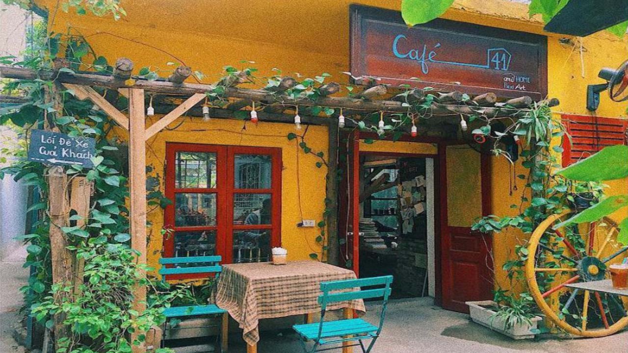 Nhà 41 là quán cafe yên tĩnh Hà Nội có phong cách rất riêng, mộc mạc và có phần hoang dã với lớp sơn màu vàng nổi bật cùng rất nhiều cây xanh. Nguồn: Internet