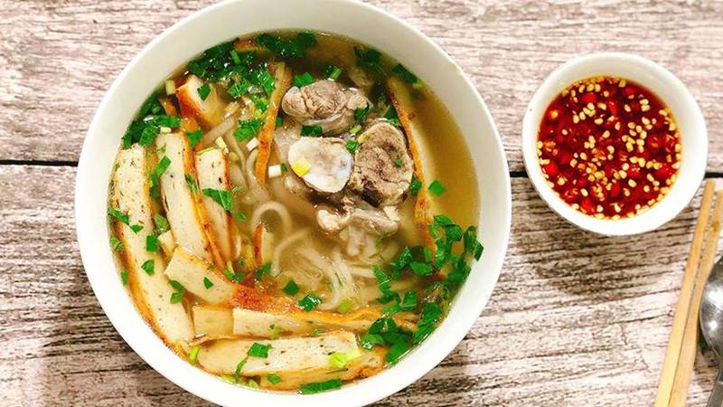 Bánh canh Dốc Đá có phần thịt "to bự" và nhiều chả