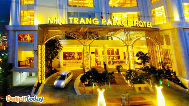 Sảnh ngoài đón khách của Nha Trang Palace Hotel có khu vực lên xuống dành cho xe oto