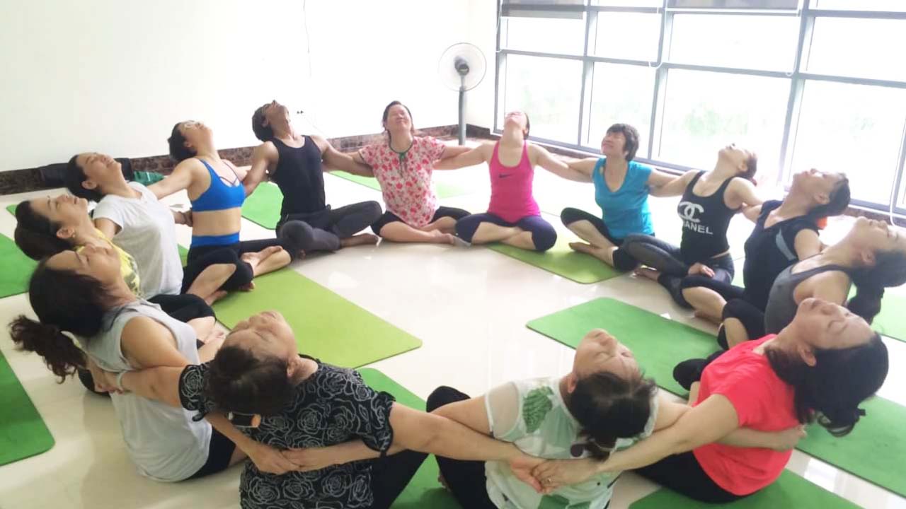 Các học viên tại Siva Yoga Hà Nội đang thực hiện động tác hít thở thanh lọc cơ thể. Nguồn: Internet