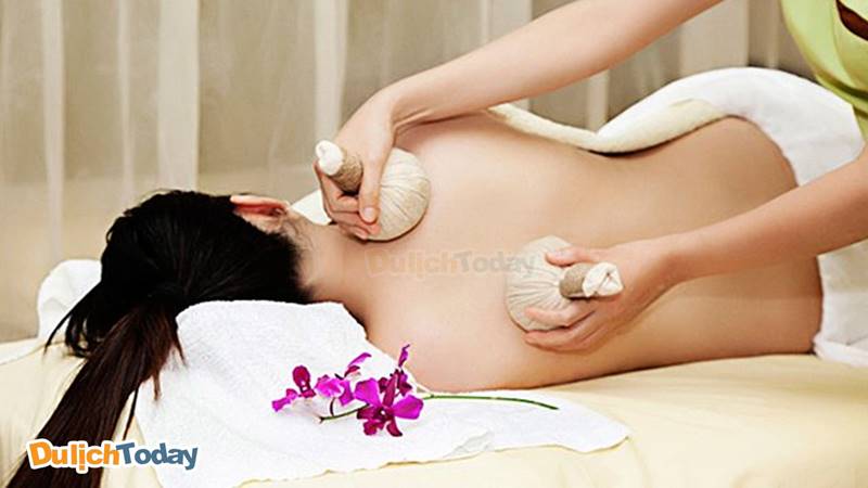 Massage chườm nóng thư giãn cho mẹ bầu tại Green Field Spa