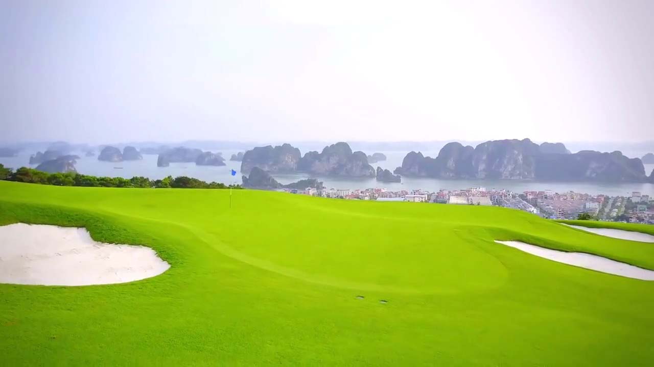 Sân Golf nằm trên đồi cao với tầm nhìn rộng và rõ ra vịnh Hạ Long. Nguồn: Internet