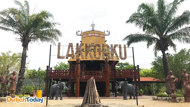 Làng Lakkonku tại khu du lịch Trăm Trứng