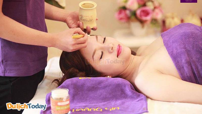 Liệu trình massage bầu ở Hoàng Gia Spa sử dụng những sản phẩm thảo mộc thiên nhiên.