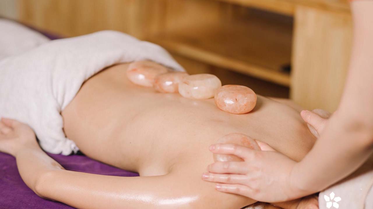 Massage đá muối rất hiệu quả khi trị các chứng bệnh cho các chị em văn phòng. Nguồn: Internet